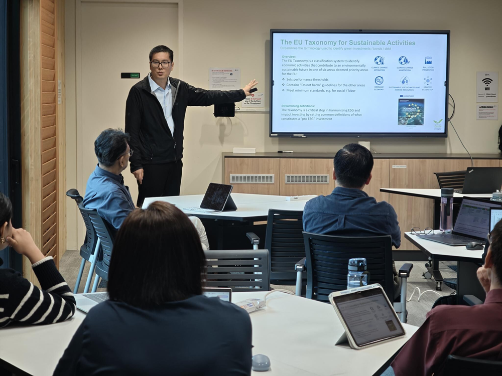 Understanding Green & Sustainable Finance for Decarbonisation Action 1 Singapore Green Building Council 1760072700086p